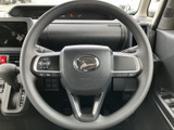 ステアリングには手元で扱えるスイッチが備わり、運転姿勢を大きく変えずに操作できます。メーターとの位置関係も確認しやすく、日常の運転をサポートします。