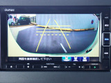 ◆【リアカメラ】が装着されています。リバースに入れるだけで映ります。後方の安全確認や、狭い駐車場での車庫入れ、雨の日や夜間など視界の悪い時に便利です。安全にバックする為には欠かせない装備です。