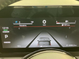 必要な情報がディスプレイにまとまり、速度やシフト位置、航続可能距離などをひと目で確認しやすい表示です。画面中央には車両イラストもあり、運転中に情報を把握しやすい構成となっています。