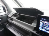 ◆インパネアッパーボックス◆ボックスティッシュが入る容量です。サングラスや日焼け予防手袋など、運転時によく使うものもすっきり収納できます。