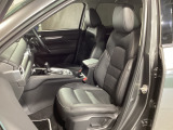 本革シートのメリットは、車内に入った瞬間に分かる上質な質感、そして液体汚れに対する強さにあります。また、タバコや食べ物の匂いがシート自体に沁み込みにくく車内の清潔感を保ちやすい点も挙げられます。