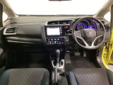 車内は光触媒抗菌消臭施工済です。インパネ周りはスタイリッシュなデザインで機能や装備も充実しています。グローブボックスやカップホルダーのほかにトレーなどたくさんの収納スペースが付いています。