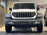 伝統のセブンスロットルグリルが一目でJeepと分かります。