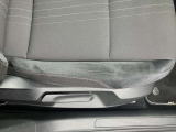 運転席シートです。シートのへたりも目立ちません