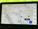 地図上に現在地や周辺の道路、施設名が表示され、目的地までの道順を確認する際に便利です。画面上の検索や登録メニューから行き先を選べるため、日常の移動をサポートします。