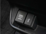 ◆12V電源ソケット◆スマートフォンの充電等にも便利な電源ソケット!使いやすい場所に装備されています。