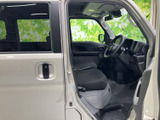 運転席への乗り降りがしやすい開口部で、シートや足元まで見渡せるレイアウトです。前方の視界も広く、運転席まわりの様子を確認しやすい室内です。