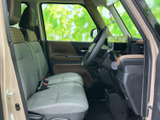 前席は座面がゆったりと広がり、運転席・助手席ともに落ち着いて過ごせる空間です。大きな窓から周囲を見渡しやすく、乗り降りの際にも開放感を感じていただけます。