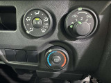 操作が簡単なマニュアルエアコンを装備しています。