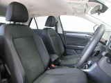 運転席助手席でございます。少し固めですが長時間乗っても疲れにくいシートとなっております!!