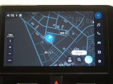 ディスプレイオーディオ(コネクティッドナビ対応)PLUS搭載。T-Connectご契約で2027年3月まで無償で利用できるナビ(期限到来後は有償)と、解約後も利用できる車載ナビが搭載されています。