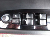 運転席の窓操作部分です。スイッチでミラーや窓の開閉が電動で行えます。