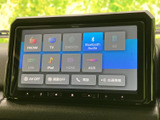 テレビを含む複数の映像・音源メニューを画面から選択できます。停車中にはテレビ番組の視聴を楽しめるため、休憩時などに便利です。見やすい項目表示で、切り替えも分かりやすい構成です。
