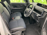 前席は座面と背もたれにゆとりがあり、運転席から前方や左右を見渡しやすいレイアウトです。足元もすっきりまとまり、乗り降りの際にも使いやすい空間です。