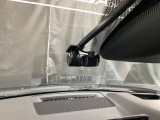 【別途SDカードの購入が必要です。また社外品は保証対象外となります。】運転中の映像・音声などを記録して、交通事故やトラブルが起きた時の正確な状況把握に役立つドライブレコーダーが装着済。