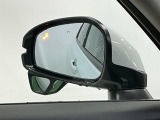 ブラインドスポットインフォメーションは走行中、斜め後ろに車両を感知すると、ドアミラー上のマークを点灯してお知らせします