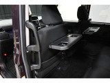 乗り降りらくらく!アシストグリップ装備!シートテーブル装備!車内での軽食などにテーブルとして利用できます♪