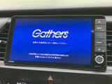 ナビやオーディオの各機能をまとめて扱える画面を備え、目的地設定から音源選択まで日常の移動をサポート。画面脇のボタンとダイヤルで操作の入口も分かりやすい構成です。