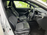 運転席まわりは視界を確保しやすいレイアウトで、座面や背もたれには身体を支える形状を採用。落ち着いた色合いで、毎日の移動も心地よく過ごせます。