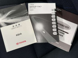 メンテナンスノート、取扱説明書ですね。 車の情報が凝縮されています。 車の整備記録が記載されている大事な物ですよ。