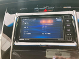 ラジオやBluetoothなど複数の音源が一覧で表示され、使いたい項目を見つけやすい画面です。音楽を聴きたいときも選択肢を確認しやすく、日常の移動を快適にサポートします。