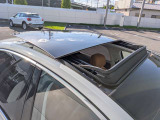 こちらの車両はパノラマサンルーフが装着しております。(写真は全開状態)