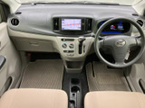 センター位置に収まるナビ・オーディオで、運転席から画面を確認しやすい配置です。視線移動を抑えやすく、行き先の確認や音楽の利用など、日々の移動をサポートします。