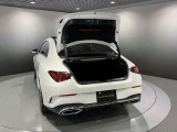 AMGエンブレムのデザインには、「アファルターバッハの川沿いのリンゴの木」、卓越したエンジン開発技術を象徴する「カムとバルブ」、レースにおける覇者を意味する「月桂樹」が描かれています