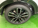 純正アルミホイールです。足元が引き立つので、車全体のイメージがアップしますよ!