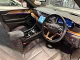 ステアリングを握ればJeepワールドが目の前に広がります。