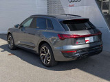 前後2基の電気モーターと電動4WD のquattro がもたらすダイナミックな走りを実現しながら、バッテリー容量の増加や空力特性の改善などで一充電走行距離がカタログ値約500kmに向上しました。