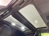 【パノラマルーフ】大型のガラスルーフ搭載で車内の解放感が一気にアップ!開放的なドライブをお楽しみいただけます。