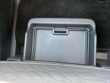 助手席下部にサンダル等小物が入るシートアンダートレー収納BOXが有ります。