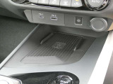 ワイヤレス充電器、USB電源ソケットがついています。