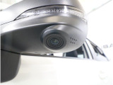 助手席側で見えにくい左前方の映像を、車内のマルチファンクションディスプレイに映し出します。前方への駐車や左寄せ、狭い道でのすれ違いなど、さまざまなシーンで安心して運転できる便利な機能です。