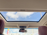 【サンルーフ】開放感たっぷりの希少装備、サンルーフが装着されています!車内に明かりを取り入れたり景色を楽しむ以外にも、車内の空気も簡単に換気できて快適です!
