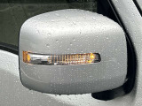 専用プラスチックバイザー装備で天候に左右されず車内の換気が可能です。