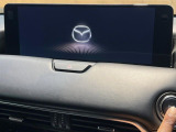 【12.3インチマツダコネクト】車内の雰囲気にマッチした大型ディスプレイ。スマホ接続でのナビ使用やBluetooth再生等、様々な機能が楽しめます。直感的なダイヤル操作が可能で、使い勝手も良好です。