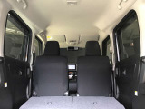 シートを倒すと広いスペース!使い勝手の良いお車です☆