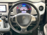 インテリアに合わせたデザインのステアリングは、運転される方のことも考え、運転しやすい形状、大きさです。是非一度、実際に触ってお確かめください。