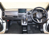 操作性に優れた運転席となります!小物入れや各ボタンの配置にこだわり、使いやすいです!座り心地もよく視認性も良好なのでロングドライブもお任せ下さい!