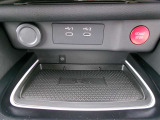 NISMO専用プッシュパワースターター(レッド)。置くだけ充電でスマートフォン充電できます。USBポート2個、電源ソケット装備。