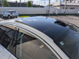 こちらの車両はパノラマサンルーフが装着しております。(写真はチルト状態)
