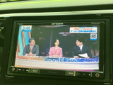 番組映像を表示できる画面を備え、停車中のひとときにテレビ番組を楽しめます。音声や映像のコンテンツを、車内で過ごす時間に取り入れられます。