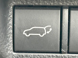 【パワーバックドア】スマートキーや運転席のボタンを押すだけでリアゲートが自動で開閉します!荷物を持っている時や、高い位置にあるバックドアを閉める際に便利な機能です♪
