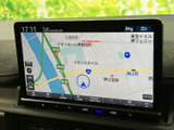 道路や周辺施設が画面上に表示され、現在地と目的地までの位置関係を確認しやすいナビ画面です。地図を見ながら行き先を把握できるので、初めての場所へのお出かけにも便利です。