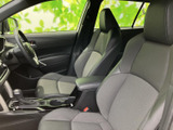 前席にはゆとりのある座面と背もたれが備わり、運転席からの見通しも確保されています。落ち着いた色合いの室内で、日常の移動も快適に過ごせます。