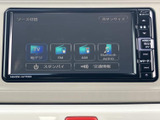 テレビやFM・AMラジオ、Bluetoothオーディオなど、複数のソースを選べる画面を備えています。タッチ操作で目的の項目を選びやすく、交通情報の確認にも活用できます。