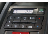 フルオートエアコンが装備されています!お好みの温度設定をするだけでエアコンの風量やモードの切り替えを自動でコントロールしてくれます!ユーザーの操作が少なく燃費走行にもつながります!