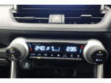 エアコンはオートタイプが装着済みです!オートモードにしておけば、車内温度を設定するだけで風の料や吹き出し口の切り替えを機械が行ってくれます!一年中快適な環境を作れますよ♪